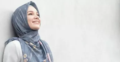 Kisah Haru Dewi Sandra Salat Bareng Sang Ayah yang Juga Mualaf