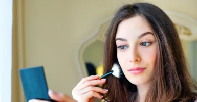 3 Cara Mencegah Jerawat bagi Kamu yang Suka Pakai Makeup