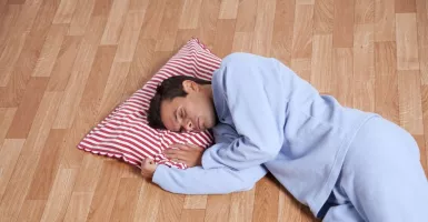 Ternyata Tidur di Lantai Bisa Bantu Meringankan Sakit Punggung