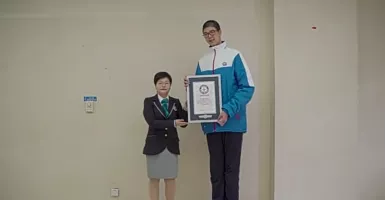 Punya Tinggi Tubuh 2,1 Meter, Remaja China Pecahkan Rekor Dunia