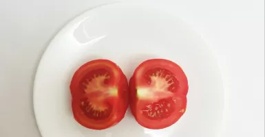 Kulit Wajah Bersih Bebas Jerawat dengan Tomat, Begini Caranya