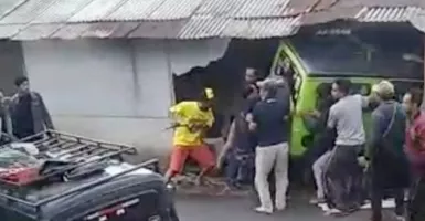 Mobil Tabrak Rumah Warga di Puncak Bogor, Kok Bisa Viral?