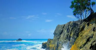 Pantai Batu Hiu Tawarkan Keindahan Samudera Hindia