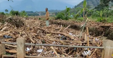 Tumpukan Sampah di Sungai Jadi Penyebab Banjir di Banyuresmi