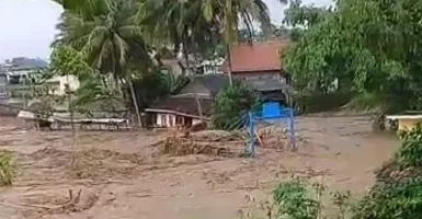 Pemukiman Warga Sukawening Garut Diterjang Banjir Bandang
