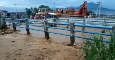 Gara-gara Tergenang Air Banjir, Kereta di Bandung Tertahan di Rel