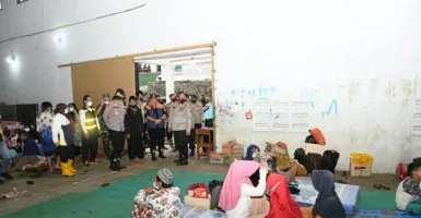 Polda Jabar Bantu Trauma Healing Korban Banjir di Garut