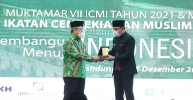 Gubernur Jabar Dapat Penghargaan Inovasi ICMI Iptek Award