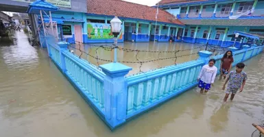 Pemkab Indramayu Salurkan Bantuan untuk Korban Banjir Rob