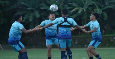 Robert Pastikan Semua Pemain Siap Hadapi Persebaya