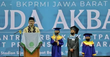 Ridwan Kamil Mewisuda 1.500 Santri di Kabupaten Bandung