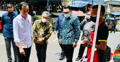 Kunjungi Pasar Sederhana Bandung, Jokowi Bagi-bagi Bantuan Tunai