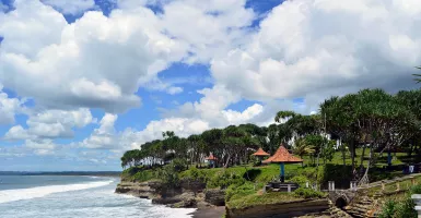 Menikmati Pemandangan Pantai Batu Hiu, Tanah Lot-nya Jawa Barat