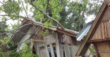 Diterjang Angin Kencang, 10 Rumah Warga Sukabumi Rusak Berat