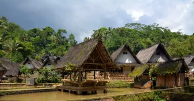 Berwisata Sekaligus Belajar Hidup Sederhana di Kampung Naga