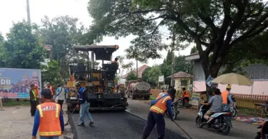 Jalan Cikalong-Cilamaya Diperbaiki, Warga Karawang Bisa Happy
