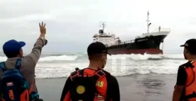 SAR Bandung Bersiaga Bantu Kapal Kandas di Sancang, Garut