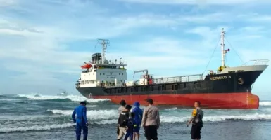 Kapal Tanker Gagal dievakuasi dari Pantai Sancang ke Tengah Laut