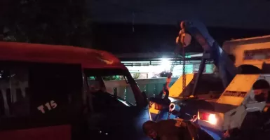 Pagar Rumah Seoarang Warga di Depok disundul Angkot