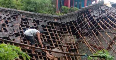 Innalillahi, 1 rumah di Sukabumi Ambruk Diterjang Angin Kencang