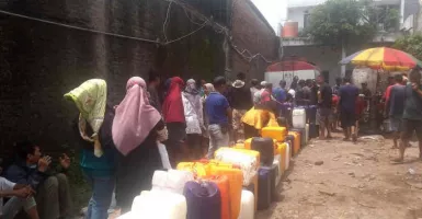 Warga Rela Jauh-Jauh ke Kota Cirebon untuk Antre Minyak Goreng