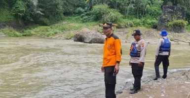 Pemancing Di Cianjur Terbawa Arus Sungai, Nasibnya Tanda Tanya