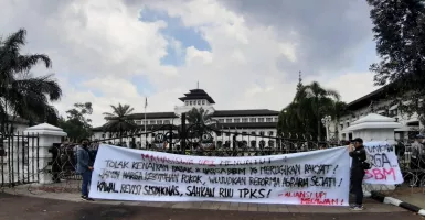 Gedung Sate didatangi Ratusan Mahasiswa, Bawa Hadiah untuk Jokowi
