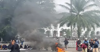 Ban Sempat dibakar Dalam Aksi Unjuk Rasa Mahasiswa di Gedung Sate
