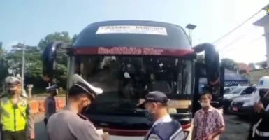 Petugas Ramp Check Bus Di Purwakarta, Mudik Jadi Enggak Tegang