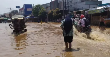 Banjir Setinggi Lutut Orang Dewasa Terjadi di Bandung Selatan
