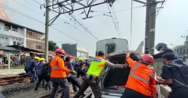 Detik-detik Sebuah Mobil dihantam KRL di Depok, Bikin Ngilu