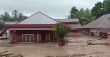 Dramatis! Penyelamatan 18 Warga yang Terjebak Banjir di Sumedang