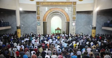 Bikin Haru, Jemaah Masjid Raya Bandung Gelar Salat Gaib Bagi Eril