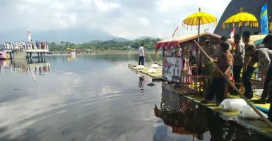 Benih Ikan Ditebar di Situ Bagendit Dalam Rangka HUT Bhayangkara
