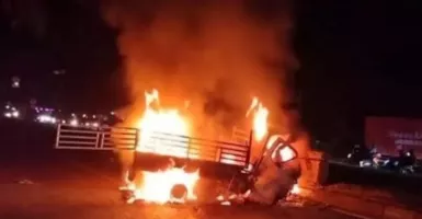 Sebuah Mobil Pikap Terbakar di Subang, 4 Orang Tewas Terbakar
