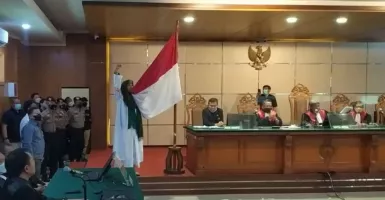 Momen Menarik di Sidang Habib Bahar bin Smith, Mencium Bendera Hingga Dinasihati