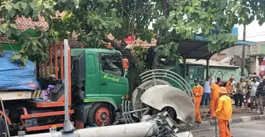 Kecelakaan Maut Di Bekasi, Truk Tabrak Tiang Telekomunikasi