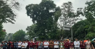 Sebelum Demo Tolak Kenaikan BBM, Mahasiswa di Bandung Salat Asar Berjemaah
