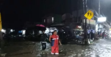 Banjir di Garut Jalan Raya dan Rel Kereta Api Tertutupi