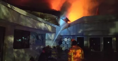 Pabrik Triplek di Bandung Terbakar, Mobil Pemadam Diterjunkan Ambulans Bersiaga