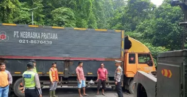 Mengikuti Google Maps, Truk Trailer Nyaris Masuk Jurang di Sukabumi