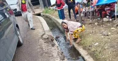 Pengungsi Gempa Cianjur Manfaatkan Air Selokan untuk Aktivitas Harian