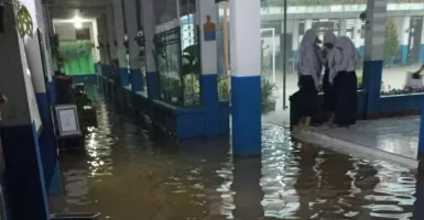 Banjir Kota Depok Rendam SMPN 13, Siswa Dipulangkan