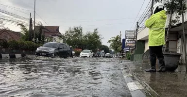 Banjir di Kabupaten Bandung, Warga Gunakan Perahu ke Jalan Raya