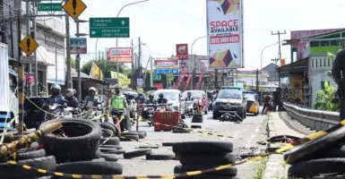 Longsor, Kendaraan Besar Tak Bisa Melintas Jalan Raya Bogor-Sukabumi