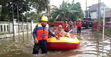 Banjir di Depok, Warga Terdampak di Perumahan Tirta Mandala Dievakuasi