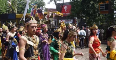 Ratusan Pelajar SMA di Bandung Raya Cosplay Wayang Orang