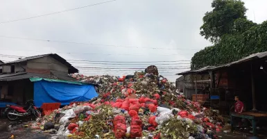 Ya Ampun, Ada Gunung Sampah di Pasar Kemiri Depok