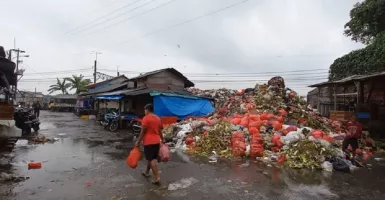 Sampah Menggunung di Pasar Kemiri Muka, DLHK Depok Curiga Ada Kiriman dari Luar