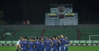 Jelang Lawan Borneo FC, Luis Milla Tak Terlihat Saat Latihan Persib